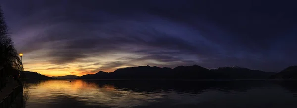 大湖面上的夕阳西下 天空乌云密布 群山环抱 — 图库照片
