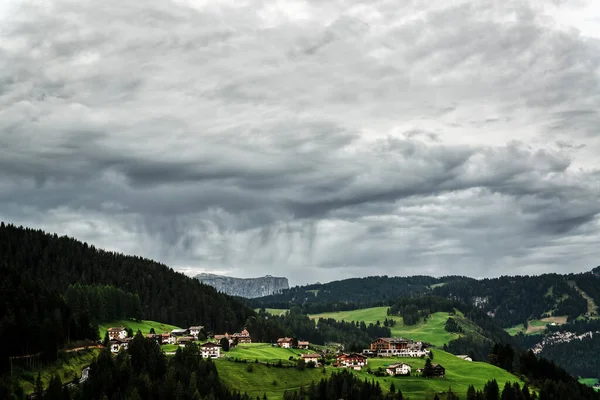 Nuvens Tempestade Sobre Pequena Aldeia Gardena Valley Alto Adige Itália — Fotografia de Stock