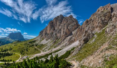 Alta Badia, Dolomites 'teki Cir Group' un harika yaz manzarası.