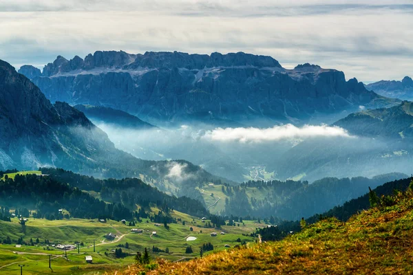 Utsikt Över Sella Group Med Dimma Dalen Gardena Valley Sommaren — Stockfoto