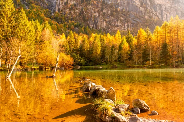 Jasné Podzimní Barvy Údolí Mello Odrazem Jezeře — Stock fotografie