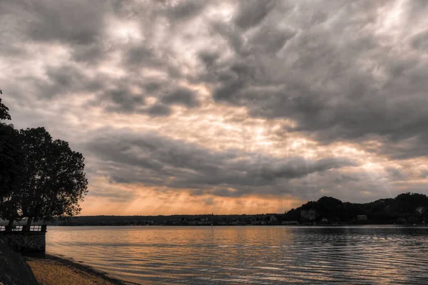 Sonnenstrahl Über Dem Major Lake Bei Sonnenuntergang Mit Bewölktem Himmel — Stockfoto