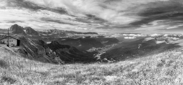 Infračervená Krajina Gardena Valley Seceda Podzimním Období Oblačným Nebem Alto — Stock fotografie