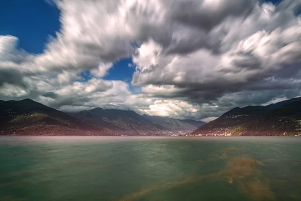 Uzun Zamandır Büyük Göl Manzarası Bulutlu Gökyüzü Luino — Stok fotoğraf