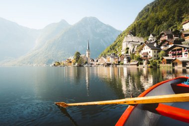 Yaz aylarında geleneksel kürek tekne ile Hallstatt Klasik görünümü