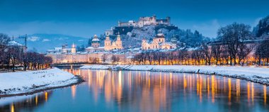 Kışın alacakaranlıkta Salzburg eski şehir, Avusturya