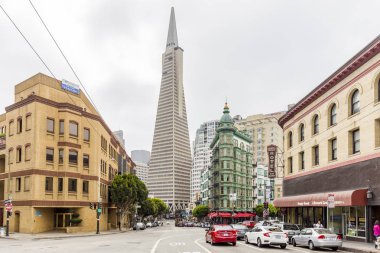 Transamerica Pyramid ve Columbus Kulesi ile San Francisco silueti
