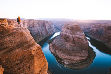 At nalı Bend, günbatımı, Arizona, ABD bakan erkek uzun yürüyüşe çıkan kimse
