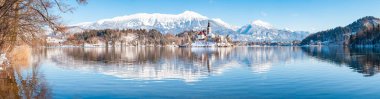 Bled Adası ve Kale ile Bled Gölü kışın gün doğumunda, Slovenya