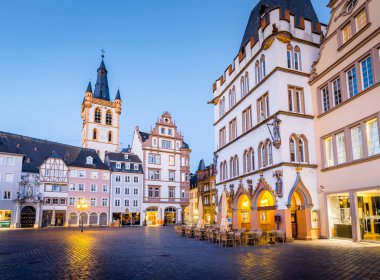 Alacakaranlıkta Trier tarihi şehir merkezi, Rheinland-Pfalz, Almanya