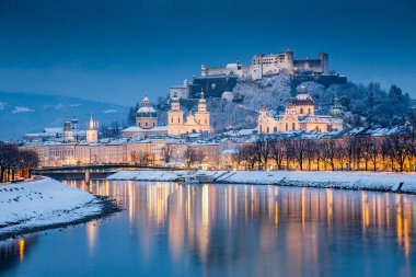 Kışın alacakaranlıkta Salzburg eski şehir, Avusturya