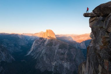 Uzun yürüyüşe çıkan kimse Yosemite Milli Parkı, Kaliforniya, ABD