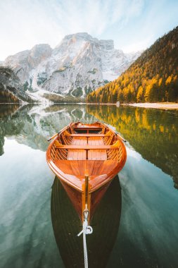 Sonbaharda gün doğumunda Lago di Braies'de geleneksel kürek teknesi, Güney Tirol, İtalya
