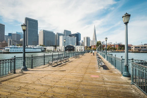 San Francisco finans bölgesi ile Tarihi Pier 7, Kaliforniya, Abd — Stok fotoğraf