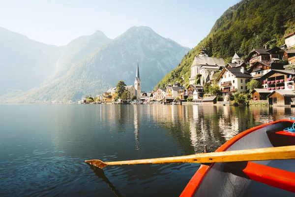 Yaz aylarında geleneksel kürek tekne ile Hallstatt Klasik görünümü