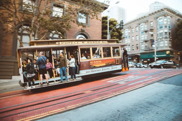 Teleférico tradicional em São Francisco ao pôr-do-sol, Califórnia, EUA — Fotografia de Stock