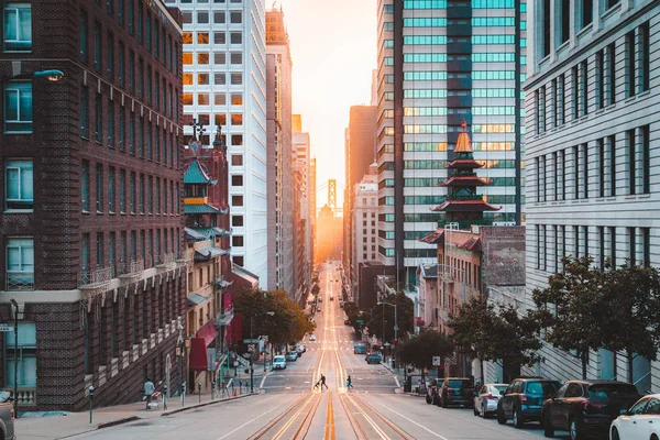 Downtown San Francisco com California Street ao nascer do sol, Califórnia, EUA — Fotografia de Stock