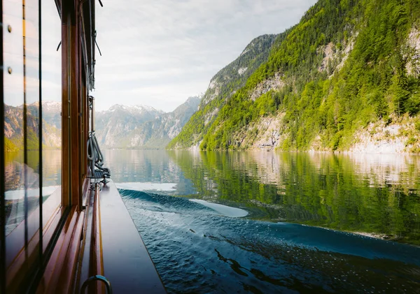 Barca tradizionale sul lago Koenigssee in estate, Baviera, Germania — Foto Stock