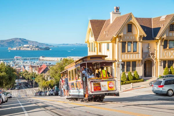 Lanovka v San Francisku, šplhání do kopce, Kalifornie, USA — Stock fotografie