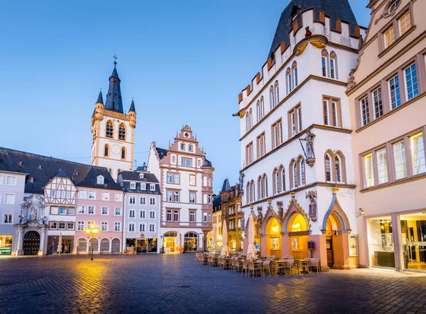 Trier történelmi városközpontja szürkületben, Rheinland-Pfalz, Németország — Stock Fotó