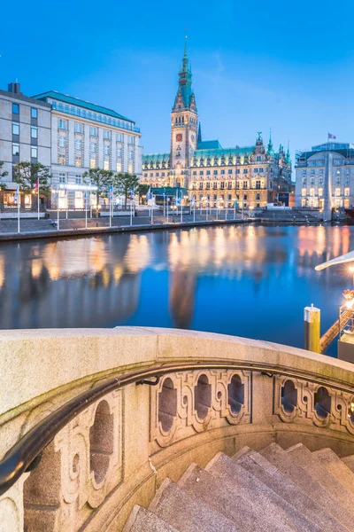 Binnenalster ile Hamburg belediye binası alacakaranlıkta, Almanya — Stok fotoğraf