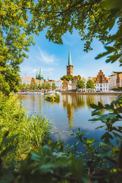 Zabytkowe miasto Lubeka z rzeką Trave w lecie, Szlezwik-Holsztyn, Niemcy — Zdjęcie stockowe