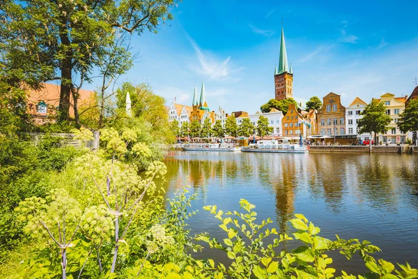 Ciudad histórica de Luebeck con río Trave en verano, Schleswig-Holstein, Alemania —  Fotos de Stock