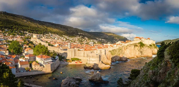 Cidade histórica de Dubrovnik ao pôr do sol, Dalmácia, Croácia — Fotografia de Stock