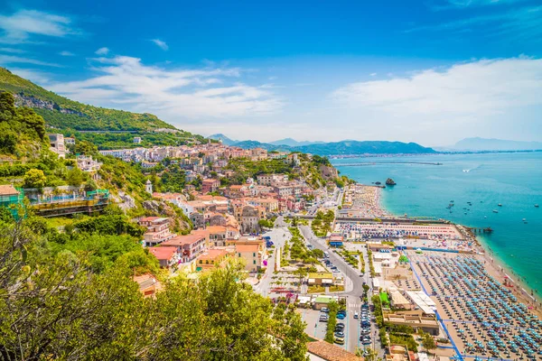 Cidade de Vietri sul Mare, província de Salerno, Campania, Itália — Fotografia de Stock