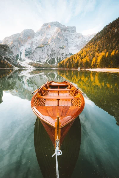 Barco a remo tradicional no Lago di Braies ao nascer do sol no outono, Tirol do Sul, Itália — Fotografia de Stock