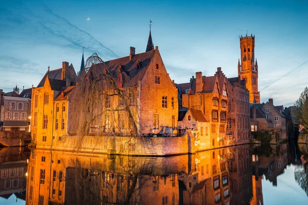 Historické město Brugge v soumraku, Flandry, Belgie — Stock fotografie