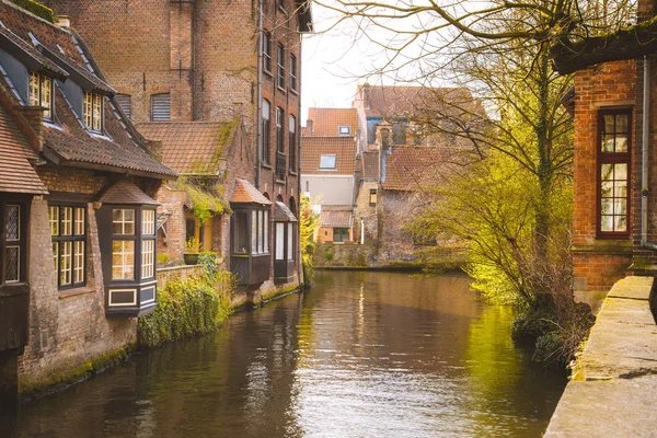 Historické město Brugge při východu slunce, Flandry, Belgie — Stock fotografie