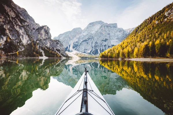 Caiaque em um lago com montanhas nos Alpes — Fotografia de Stock