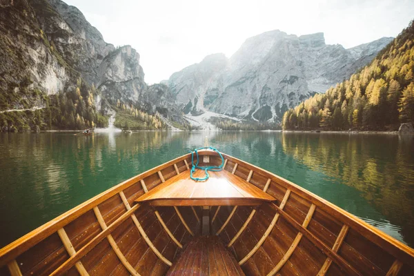 Barco a remo tradicional no Lago di Braies nas Dolomitas — Fotografia de Stock