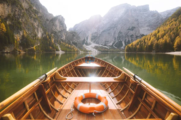 Traditional rowing boat at Lago di Braies in the Dolomites — Stock Photo, Image