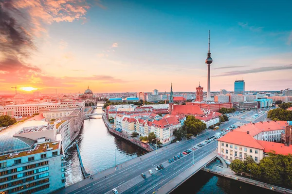 Linha do horizonte de Berlim com o rio Spree ao pôr do sol, Alemanha — Fotografia de Stock