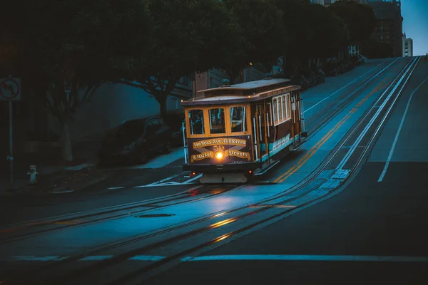 Tarihi San Francisco Teleferik ünlü California Caddesi alacakaranlık, California, Abd — Stok fotoğraf