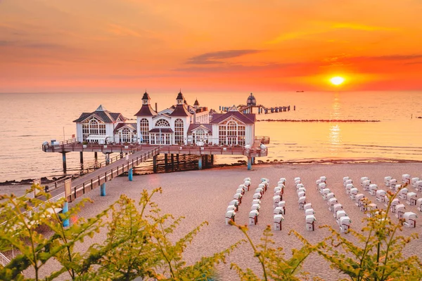 Muelle de Sellin al amanecer, Mar Báltico, Alemania —  Fotos de Stock