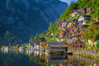 Yaz aylarında Hallstatt tarihi kenti, Salzkammergut, Avusturya