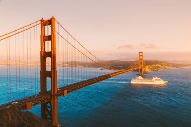 Gün batımında yolcu gemisi ile Golden Gate Köprüsü, San Francisco, Kaliforniya, Abd