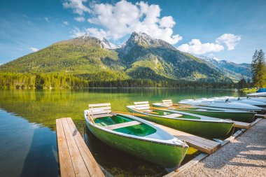 Yaz aylarında Hintersee gölünde tekneler, Bavyera, Almanya