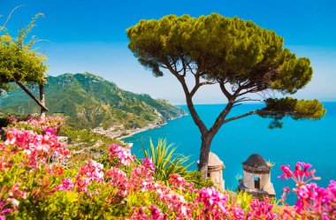Ravello Villa Rufolo bahçeleri Salerno Körfezi ile Amalfi Sahili, İtalya