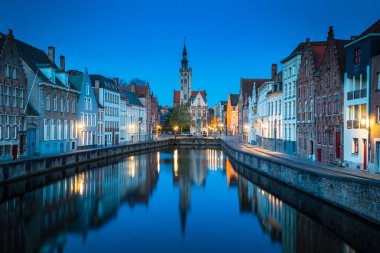 Geceleri Spiegelrei kanalı, Brugge, Flanders, Belçika