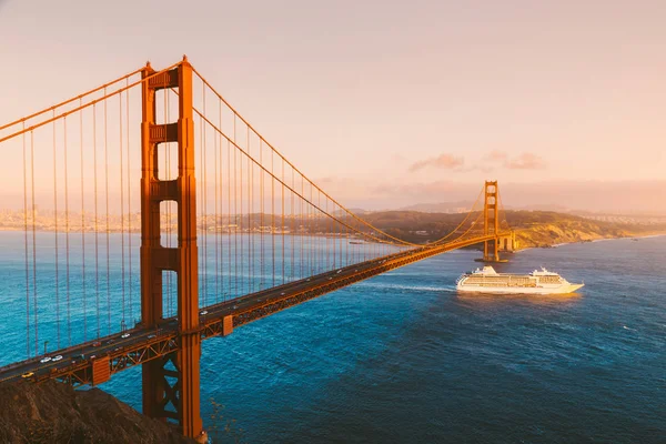 Gün batımında yolcu gemisi ile Golden Gate Köprüsü, San Francisco, Kaliforniya, Abd — Stok fotoğraf