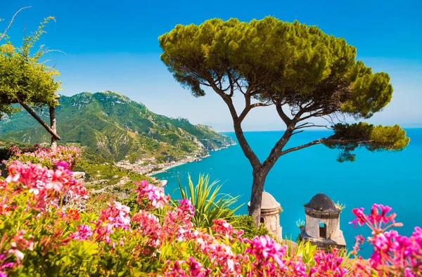 Costa Amalfitana com Golfo de Salerno de Villa Rufolo jardins em Ravello, Itália — Fotografia de Stock