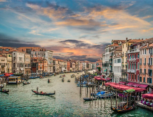 Famoso Canal Grande desde el famoso Puente de Rialto al atardecer, Venecia, Italia — Foto de Stock