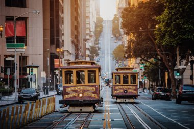 San Francisco Teleferik california caddesinde gün doğumunda, Kaliforniya