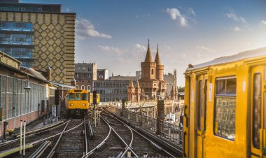 Gün batımında trenlerle Berlin Oberbaum Köprüsü, Berlin Friedrichshain-Kreuzberg, Almanya