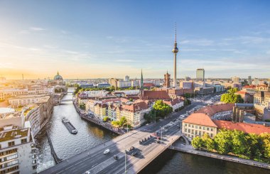 Günbatımında Spree nehri ile Berlin ufuk çizgisi, Almanya