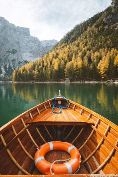 Traditional rowing boat at Lago di Braies in the Dolomites — Stock Photo, Image